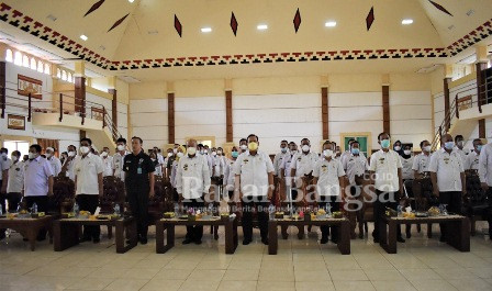 Wakil Bupati Lamtim Azwar Hadi memberi sambutan dalam acara Pelaksanaan Pencegahan dan Pemberantasan Penyalahgunaan dan Predaran gelap Narkoba dan precursor Narkotika (P4GN) di Daerah Kabupaten Lampung Timur. Acara yang berlangusng di Gedung Pusiban kamis (16/12/2021) (IST)