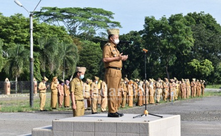 Bupati Lamtim M Dawam Rahardjo memimpin Apel Mingguan di lingkungan Pemerintah Kabupaten Lampung Timur,. Senin (13/12/2021) (IST)