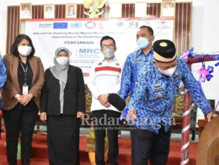 Bupati Lampung Timur M. Dawam Rahardjo Melaunching Migrant Resource Center (MRC) Lampung Timur, di Aula Balai Desa Sumber Agung Kecamatan Batanghari, Senin (29/11/2021) (IST)