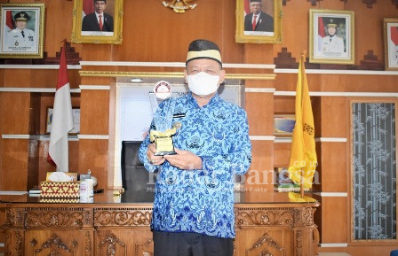 Bupati Lampung Timur saat menerima penghargaann dari media Lampung one (IST)