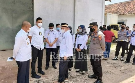 Bupati Lampung Timur M Dawam Raharjo bersama rombongan dan Kanit Tipidter Satreskrim Polres Lamtim melakukan sidak minyak goreng di Gudang Distributor PT Fajar Lestari, Desa Adirejo Kecamatan Pekalongan, Rabu (16/2/2022) (IST)