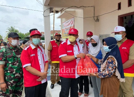 (PMI) Kabupaten Lampung Timur mendistribusian bantuan paket sembako kepada korban bencana alam angin puting beliung di Desa Pasir Sakti Kecamatan Pasir Sakti. Selasa (18/01/2022) (IST)