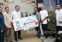 Bupati Lahat Cik Ujang, SH menyerahkan hadiah kepada pemenang desain logo Pekan Olahraga Raga Provinsi (Porprov) Sumatera Selatan Ke - XIV tahun 2023 (IST)