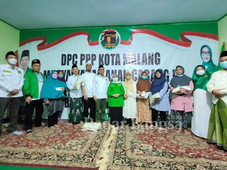  DPC PPP Kota Malang menggelar pembagian ribuan paket sembako untuk masyarakat yang membutuhkan (IST)