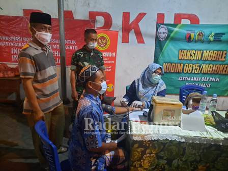  Pelaksanaan vaksinasi malam hari di Masjid Al-Ittihad, Mojokerto (IST)