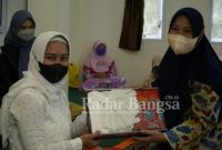 Wali Kota yang akrab disapa Ning Ita tersebut mengunjungi Masjid Al Djamal Suratan Gang VII RT 02 RW 01 Kelurahan Kranggan untuk bersilaturahmi dengan jamaah Masjid dan warga setempat dan berikan peralatan sholat (IST)
