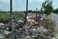 Tumpukan sampah menggunung yang berada di jalan poros Desa Moropelang   (12/04)