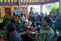 Puluhan Warga Kemantren Paciran saat datangi Kantor Desa (IST)