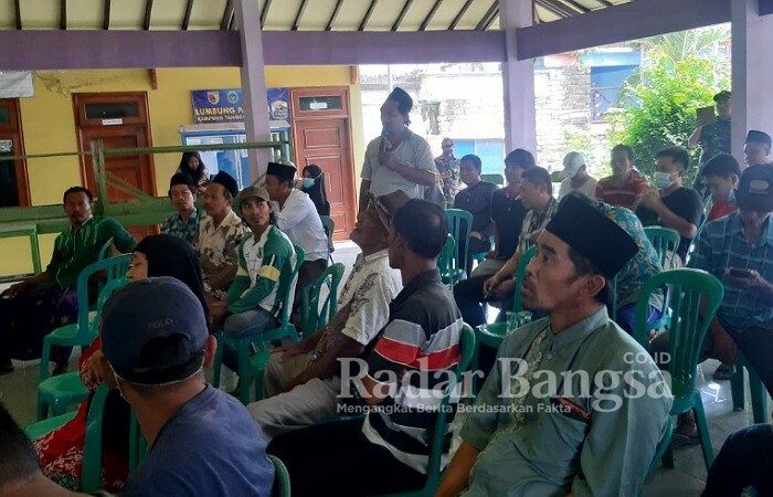 Puluhan Warga Kemantren Paciran saat datangi Kantor Desa (IST)