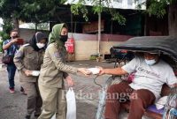 Srikandi-srikandi Sat Pol PP Kota Semarang saat bagikan Nasi Kotak kepada tukang becak (IST)