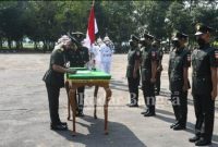 Kasdam IV/Diponegoro Brigjen TNI Parwito  saat melantik prajurit dua (IST)