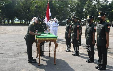 Kasdam IV/Diponegoro Brigjen TNI Parwito  saat melantik prajurit dua (IST)