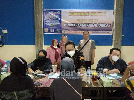 Kegaiatan Vaksinasi Booster di Kelurahan Muktiharjo Kidul Kota Semarang kembali dilaksanakan di balai RW 15 pada bulan ramadhan malam hari setelah sholat tarawih.  Kamis malam (14/4/22)