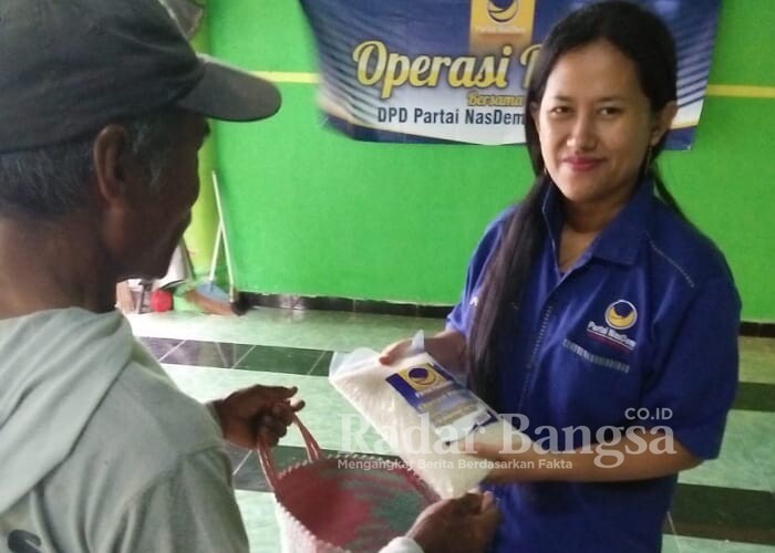 Ratih Puspita Sari, Sekretaris DPC Partai NasDem Kecamatan Kayen Kidul, memberikan paket beras premium kepada warga 