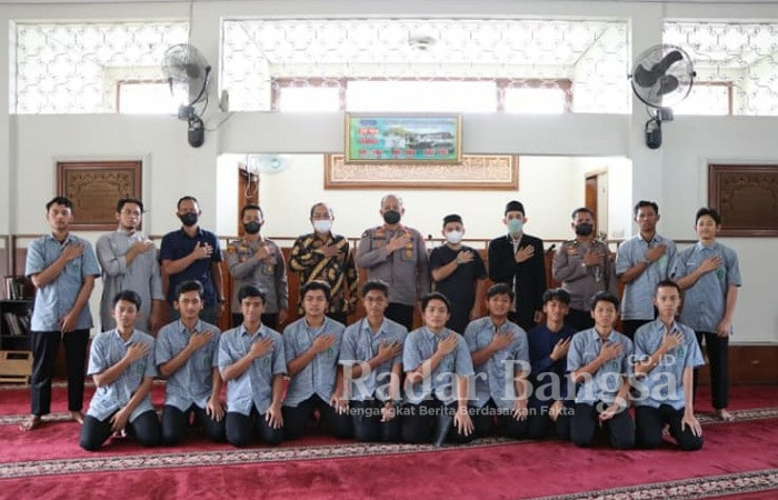 Tim Divisi Humas Mabes Polri dengan Ketua Tim AKBP Gatot Hendro Hartono SE MSi, bersama Narasumber Nassir Abbas (Mantan Ketua JI) melaksanakan Forum Grop Discussion (FGD) di Pondok Pesantren Asyurkati Jalan Diponegoro Salatiga, dengan tema 