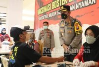 Kapolresta Sidoarjo Kombes Pol. Kusumo Wahyu Bintoro, saat meninjau vaksinasi dan pengundian vaksinasi berkah Ramadan berhadiah umroh dan sepeda MTB, bertempat di Transmart Sidoarjo, Sabtu (30/4/2022) 