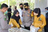 Satresnarkoba Polresta Sidoarjo mulai hari ini, secara acak melakukan tes urine pada sopir bus di Terminal Purabaya, Bungurasih, Waru (25/04) (IST)