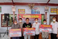 Pemdes Banaran saat salurkan BLT (IST)