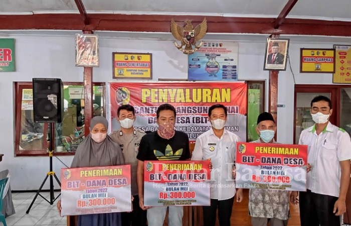 Pemdes Banaran saat salurkan BLT (IST)