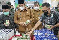 Wakil Bupati Sidoarjo, H. Subandi, SH Inspeksi Mendadak (Sidak) Makanan dan Minuman (Mamin) di empat supermarket yang ada di Sidoarjo, Senin (25/4).