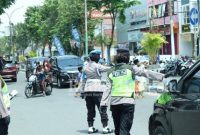 Anggota Polwan Polres Bangkalan saat memantau lalin (IST)