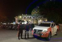 Tampak anggota Sat Samapta Polres Bangkalan berada di sejumlah masjid di area kota untuk memberikan pengamanan nomor satu kepada masyarakat yang melaksanakan sholat isya' hingga tarawih usai (IST)