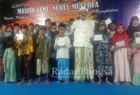  KH.Mukaffi Saat Memberi Santunan Kepada Anak Yatim (IST)