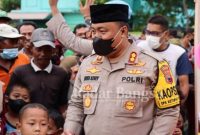  Kapolres Demak, AKBP Budi Adhy Buono membagikan takjil untuk masyarakat yang melintas di Alun-alun Simpang Enam Demak, Sabtu (23/4/2022) (IST)