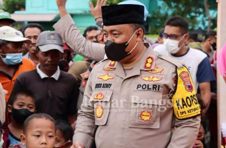  Kapolres Demak, AKBP Budi Adhy Buono membagikan takjil untuk masyarakat yang melintas di Alun-alun Simpang Enam Demak, Sabtu (23/4/2022) (IST)