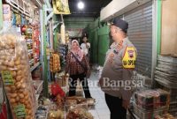 Kapolres Demak AKBP Budi Adhy Buono melakukan pengecekan langsung ke sejumlah toko yang ada di Pasar Karanganyar, Pasar Gajah dan Pasar Sayung, Kabupaten Demak, Senin (4/4/2022) (IST)