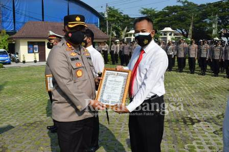 Kapolres Demak AKBP Budi Adhy Buono memberikan penghargaan kepada personel yang berprestasi (IST)