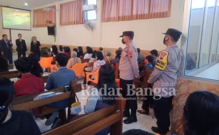 Kapolres Demak AKBP Budi Adhy Buono di sela-sela pengecekan pengamanan Gereja Kristen Jawa, Jumat (15/4/2022).