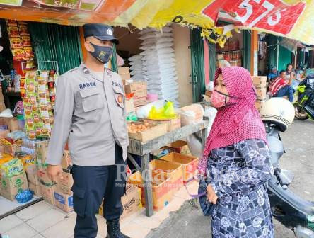 Raden anggota Polsekta Demak saat beri himbauan pedagang pasar (IST)