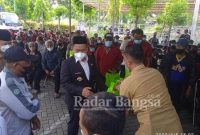 Bupati Gresik sat bagikan sembako (05/04)