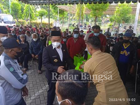 Bupati Gresik sat bagikan sembako (05/04)