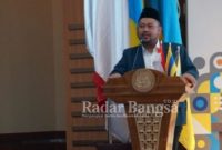  Bupati Gresik, Fandi Akhmad Yani yang juga Ketua IKAFE UNAIR 2022 dalam Seminar Internasional (IST)