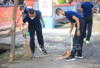 Petugas Rutan Gresik melaksanakan gotong royong bersih-bersih lingkungan kantor (IST)