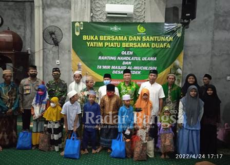 Majelis NU Desa Gredek Kecamatan Duduk Sampeyan, Kabupaten Gresik, melaksanakan kegiatan bagi sedekah di Masjid Al Mukhlisin (24/04)