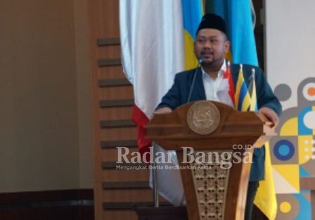  Bupati Gresik, Fandi Akhmad Yani yang juga Ketua IKAFE UNAIR 2022 dalam Seminar Internasional (IST)