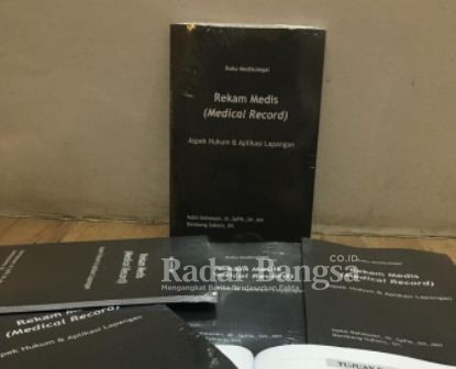 Tampilan buku kedua Nabil Bahasuan dan Bambang Sukoco “Rekam Medis (Medical Record) Aspek Hukum dan Aplikasi Lapangan” (IST)