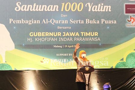 Gubernur Khofifah, Baznas Jatim dan J99 Foundation memberikan santunan kepada 1.000 anak yatim se-Malang Raya (IST)