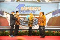 Gubernur Jawa Timur Khofifah Indar Parawansa meluncurkan Layanan Samsat Kampus, di Kampus C Universitas Airlangga Surabaya, Senin (4/4) (IST)