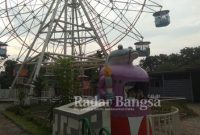  Wahana Bianglala di Alun-alun kota Lamongan dibuka kembali. Jum'at (01/04).