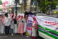  Ikatan Alumni Madrasah Aliyah Negeri 1 Lamongan (IKAMANELA)  berbagi takjil di bulan Ramadhan di area seputar Alun-alun Lamongan. Minggu (17/04/2022) sore (IST)