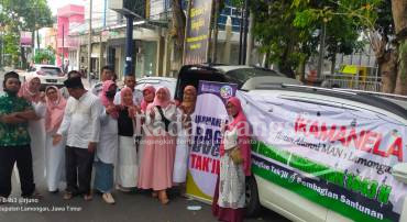  Ikatan Alumni Madrasah Aliyah Negeri 1 Lamongan (IKAMANELA)  berbagi takjil di bulan Ramadhan di area seputar Alun-alun Lamongan. Minggu (17/04/2022) sore (IST)