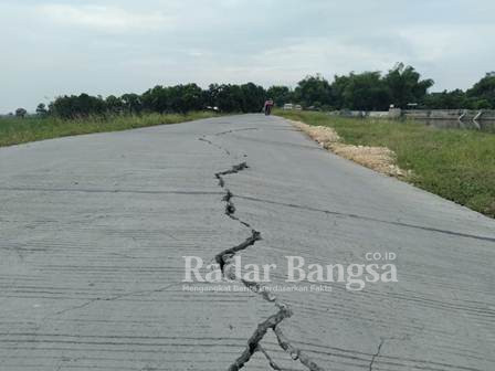  Pembagunan proyek rabat beton, di Jalan poros Desa Sambangan menuju ke arah Desa Moropelang (Dok Foto EdI S)