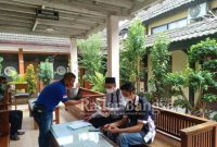 Nur Afit Santoso S.H., kuasa hukum bersama Suliono, S.H., Ketua DPD KPK Tipikor melaporkan Dana Hibah ke Polres Lamongan. Senin (18/04) (IST)