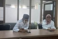 (Kiri) Siti Rubikah saat ditemui di ruangan kerjanya, Rabu (20/4).