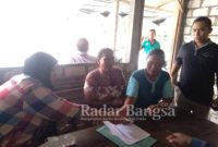 Petugas Dinsos dan Muspika saat menghentikan kegiatan pencairan agen baru (IST)