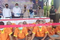 Kapolres Lamongan AKBP Miko Indrayana didampingi Kasat Reskoba AKP Akhmad Khusen dan Kasi Humas Ipda Anton Krisbiyantoro saat Press Release, Senin (25/4).